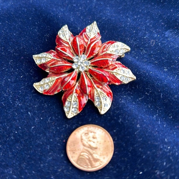 Brooch vintage red poinsettia gold tone with crystal accents makers mark CN - Picture 9 of 9